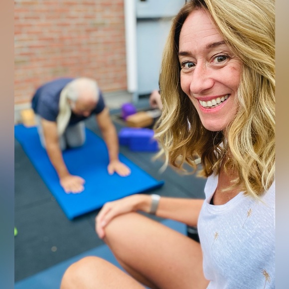 Pop-UP⭐️LIVE⭐️Monique is LIVE!! Pop-up & LET’S SHOP 🛍️ 🤍💚❤️💙 - Picture 5 of 9